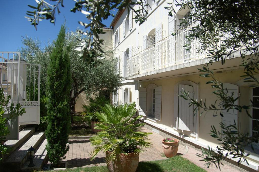 Hotel Du Cheval Blanc Saint-Remy-de-Provence Exterior photo